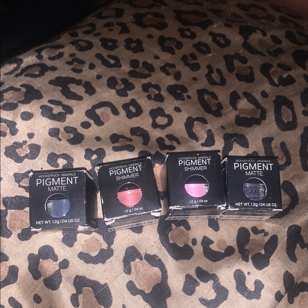 Younique Pigment Eyeshadow Set - Matte and Shimmer